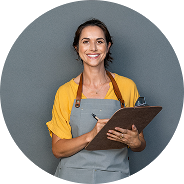 Uma mulher de avental com uma pasta e caneta na mão